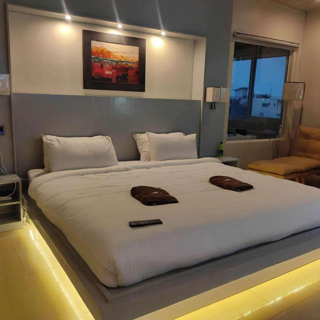 Bay Plaza Hotel restaurant